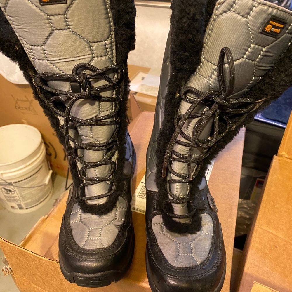 UGG SNOW BOOTS
